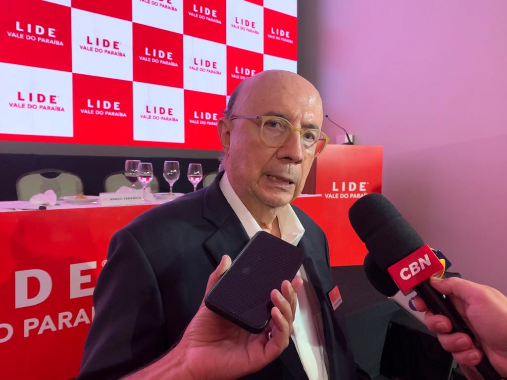 Henrique Meirelles em São José dos Campos, durante coletiva de imprensa com jornalistas, em evento realizado pelo Lide Vale do Paraíba; na foto ele usa terno preto e camisa branca.