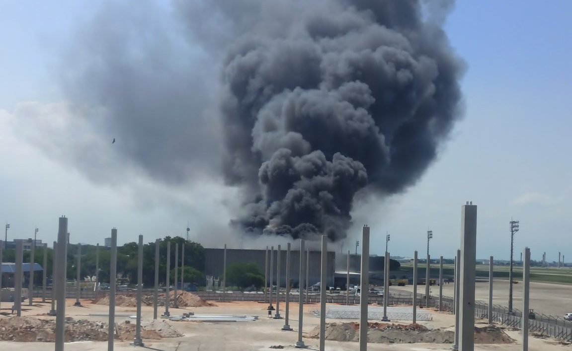 vista de incêndio em terminal de cargas no aeroporto do galeão, no rio de janeiro (rj).