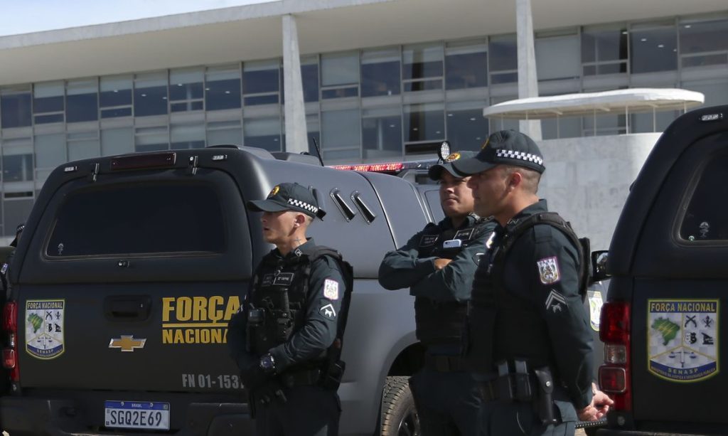 img-responsive imagem de agentes da força natural, no Distrito Federal, em Brasília; foto ilustra matéria sobre o fim da intervemção federal