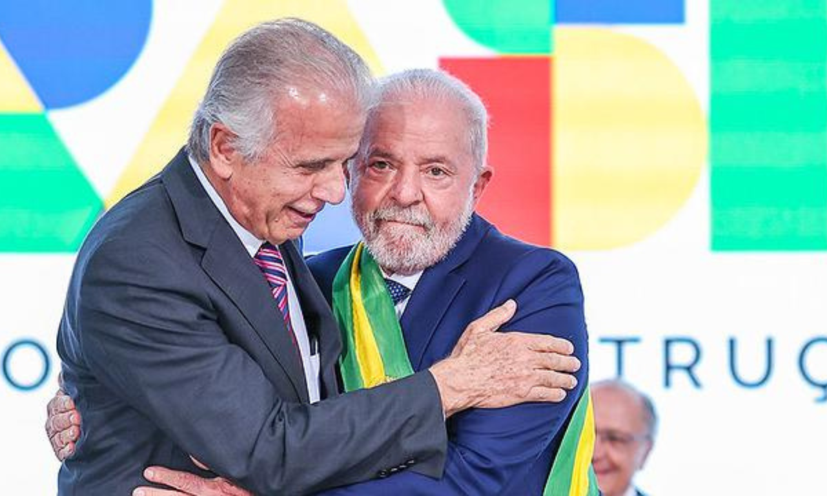 José Múcio Monteiro abraçando Lula durante cerimônia de posse, ambos com terno preto e gravata; foto ilustra matéria sobre declaração do ministro da Defesa sobre os ataques golpistas de Brasília.