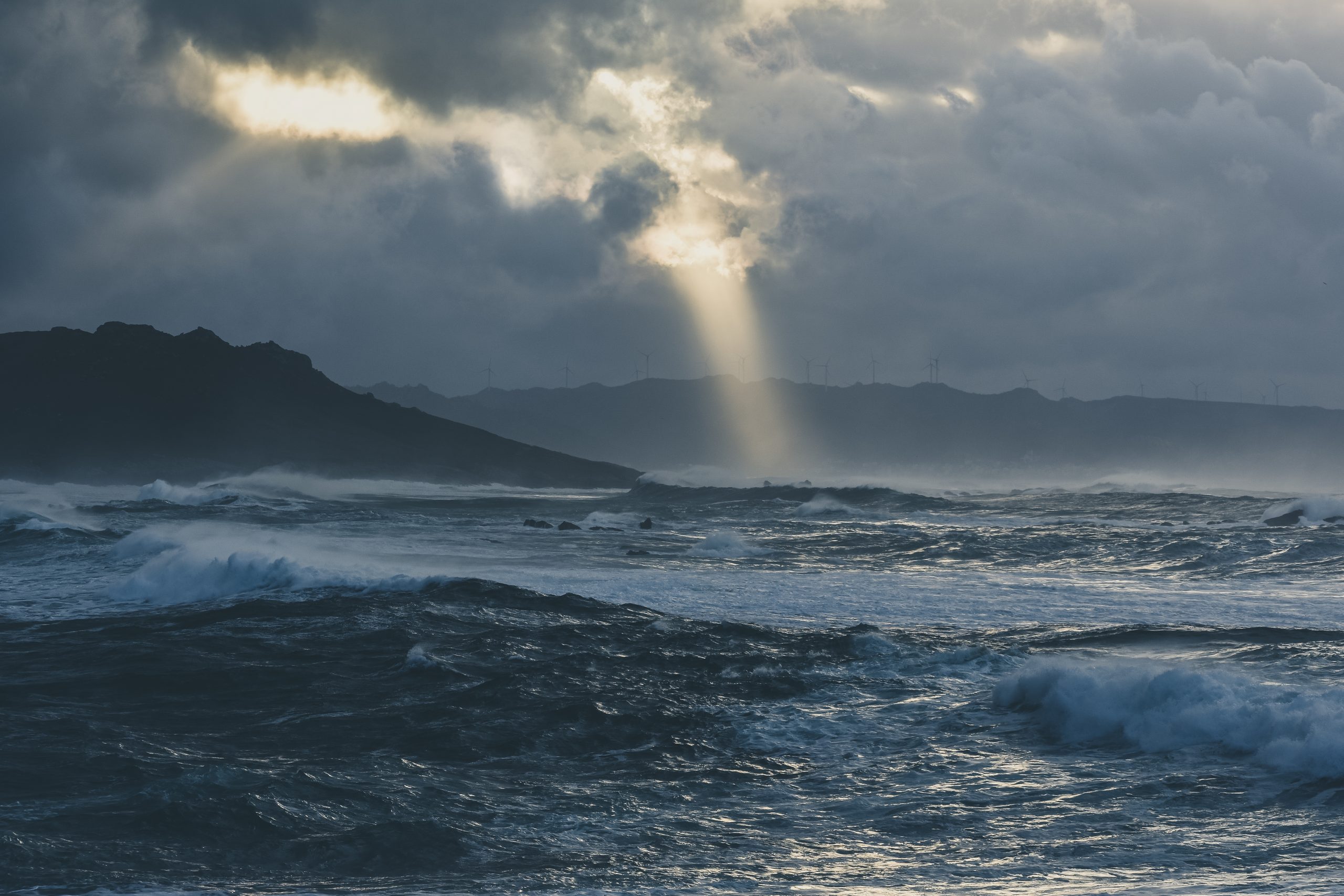 Oceano com chuva intensa, raios e nuvens cinzas; foto ilustra matéria sobre fortes chuvas em São Sebastião.