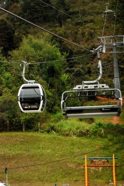 imagem do Parque Capivari, em Campos do Jordão, com teleférico; foto ilustra uma atração da matéria de parque para curtir em Campos do Jordão.