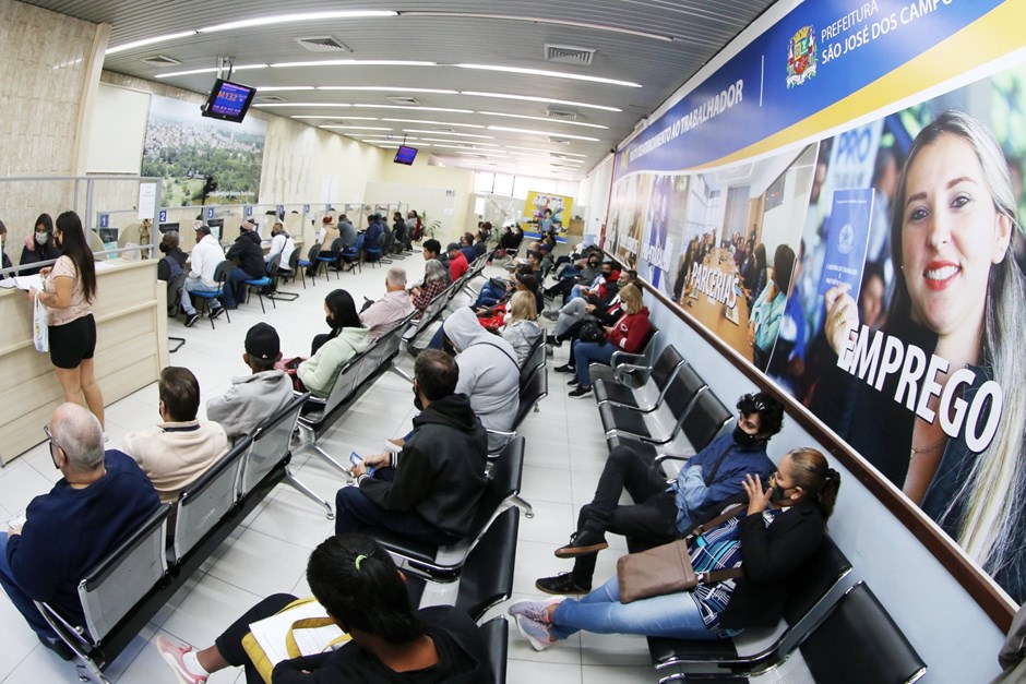 trabalhadores no pat de sjc esperando por atendimento