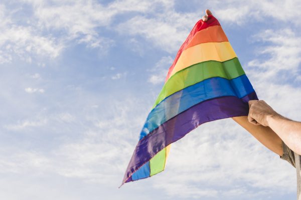 imagem de uma bandeira lgbt, com as cores do arco-íris; foto ilustra matéria sobre a morte de pessoas trans no Brasil.