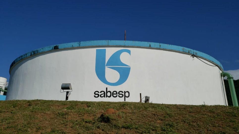 Caixas d'água da Sabesp ilustram matéria sobre a privatização da Sabesp pelo Governo de São Paulo, especificamente sob a gestão de Felicio Ramuth e Tarcísio de Freitas.