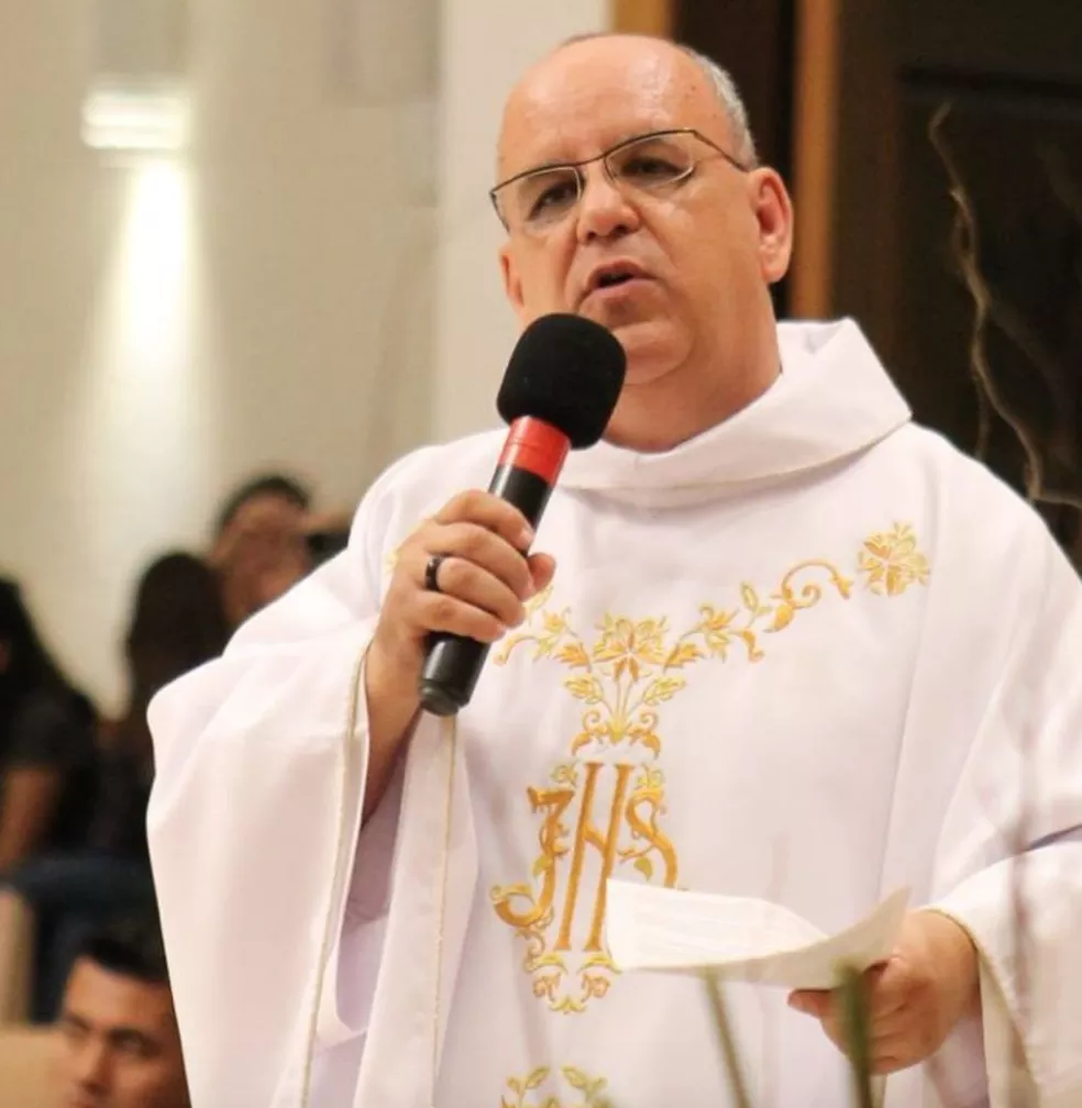 Padre Toninho estava celebrando a missa quando houve a saída dos fiéis
