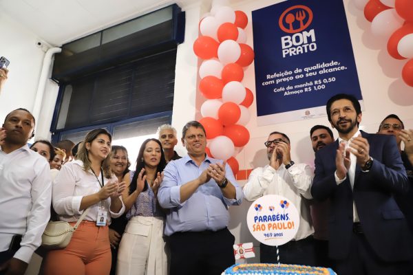 imagem com o governador de SP, Tarcísio de Freitas, acompanhado do prefeito da capital, Ricardo Nunes, e o secretário de Desenvolvimento Social do Estado, Gilberto Nascimento; foto ilustra a matéria sobre o governador comemorando o aniversário de SP.