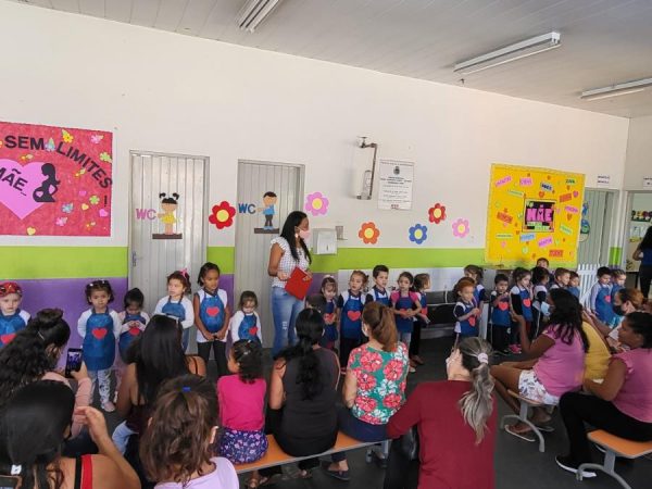 imagem de uma apresentaçaõ escolar de alunos da educação infantil com auxílio da professora e presença dos responsáveis; foto ilustra a matéria sobre novas vagas em creches de Pinda.