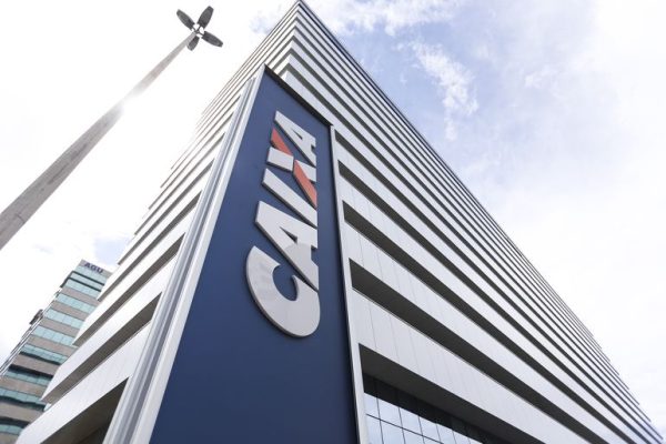 img-responsive imagem do banco Caixa; foto ilustra matéria sobre vagas de estágio que foram abertas na CAIXA