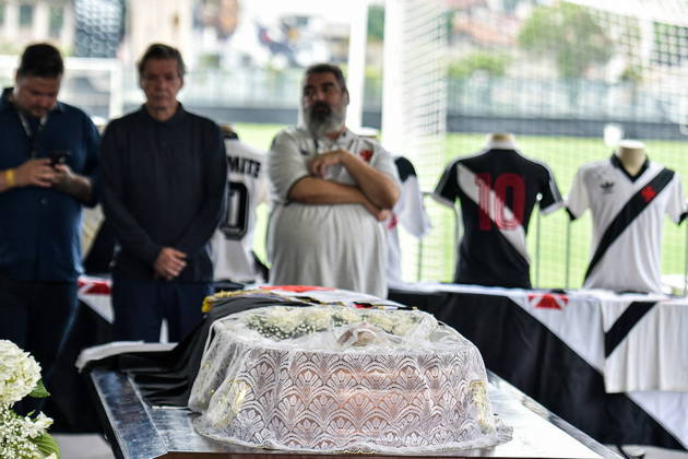 Corpo de Roberto Dinamite sendo velado em São Januário