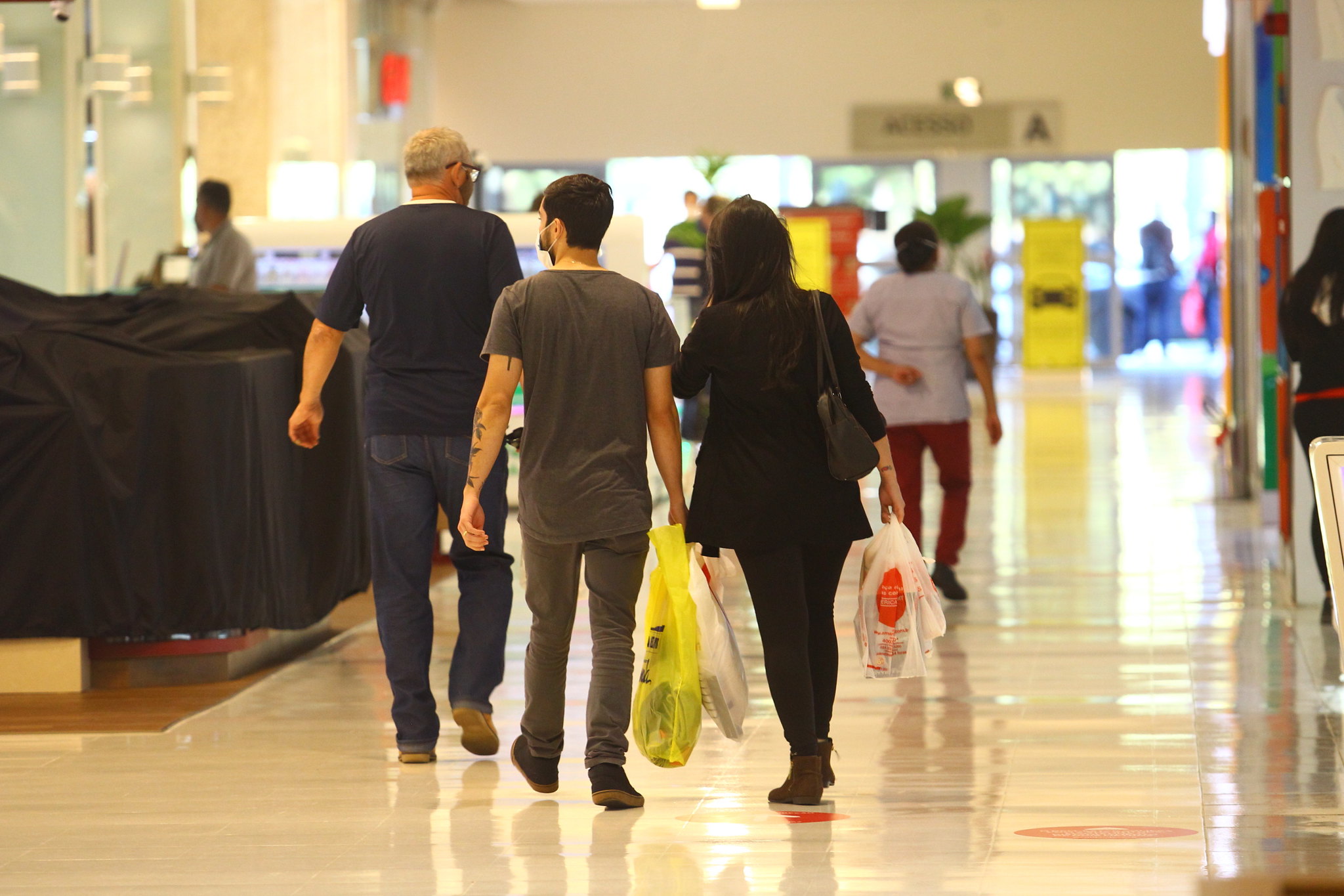 clientes no Center Vale Shopping. 