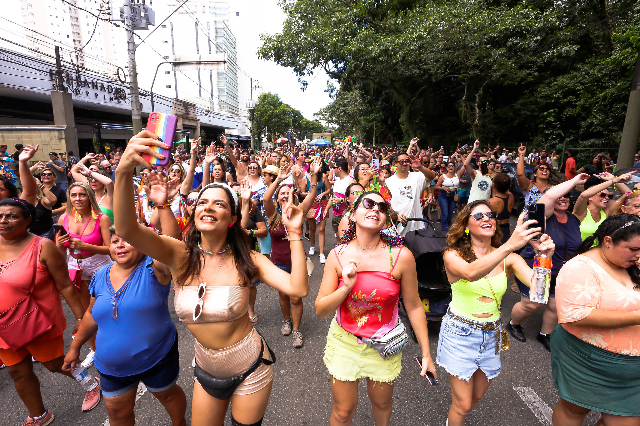foliões curtindo carnaval de rua em são josé dos campos