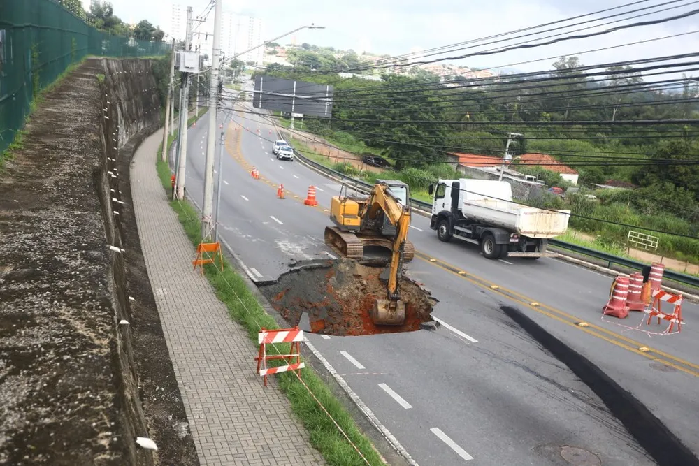 Foto mostra as obras na cratera da avenida João Marson, que durarão 40 dias, ocasionada pelas fortes chuvas em São José dos Campos.