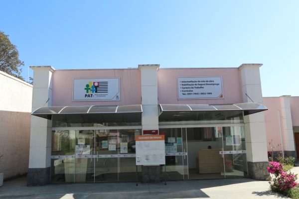 iamgem do Posto de Atendimento ao Trabalhador de Jacareí. É um prédio rosado; foto ilustra matéria sobre vagas temporárias para o Carnaval