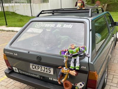 paraty do andy com bonecos do toy story pendurados