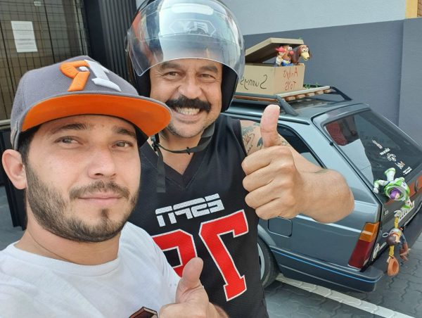 joão paulo e o comedianmte joão nica ao lado da parati do andy