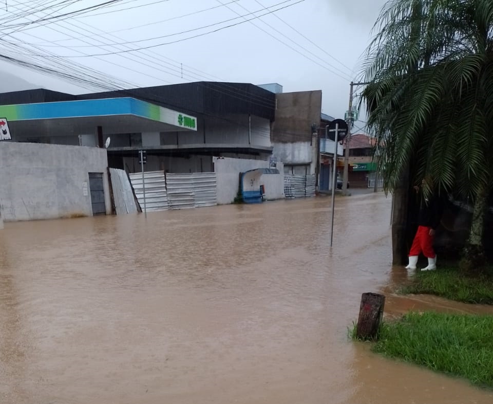 Foto mostra prejuízos causados pelas chuvas no Litoral Norte de SP, especificamente em Caraguá, com uma rua alagada.