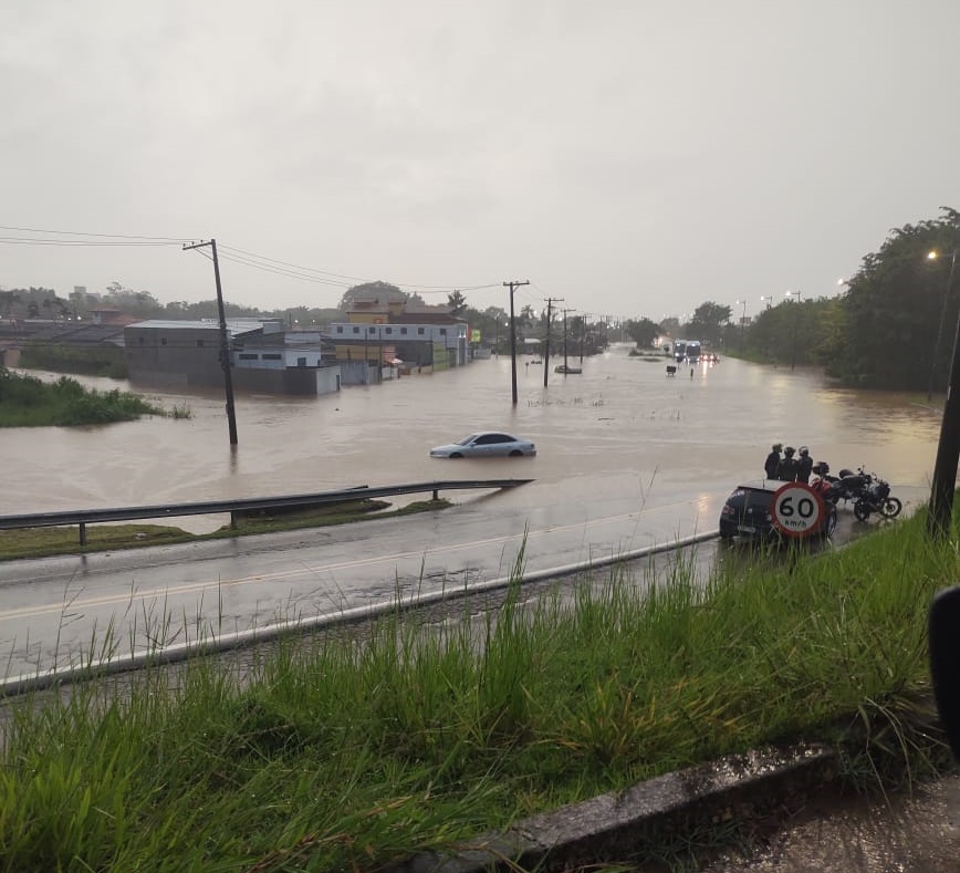 Alagamentos em Caraguatatuba prejudicam ruas. Chuvas no Litoral Norte paulista aconteceram no sábado, em pleno Carnaval. Foto mostra que água deixaram carros submersos.