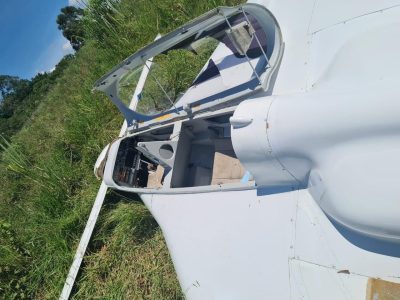 avião que caiu em estrada de taubaté destruído