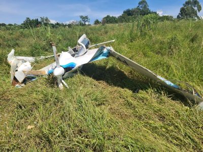 avião que caiu em estrada de taubaté destruído