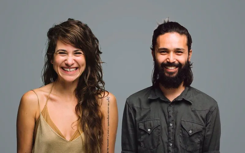 vocalista Uyara Torrente e o tecladista Vinícius Nisi, o Vini, da Banda Mais Bonita da Cidade