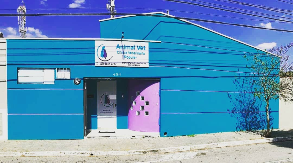 imagem de uma clínica veterinária 24h em SJC, prédio azul; foto ilustra matéria sobre veterinário 24h em SJC