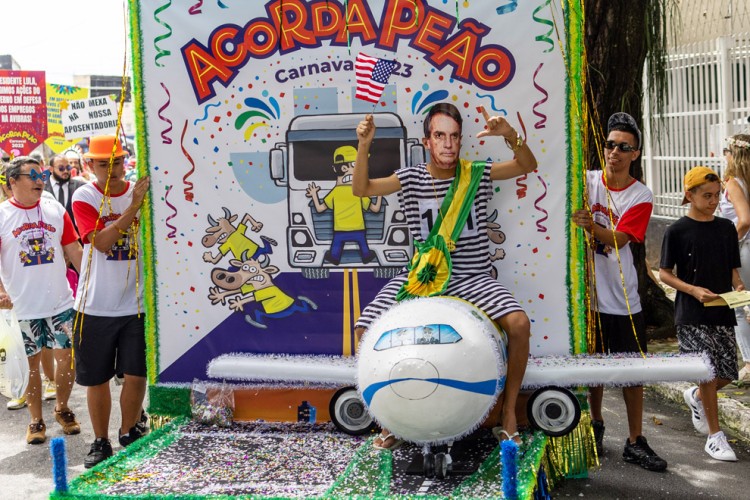 Bloco Acordo Peão traz Jair Bolsonaro com roupa de presidiário; ação é organizada pelo Sindicato dos Metalúrgicos de São José dos Campos durante o Carnaval 2023.
