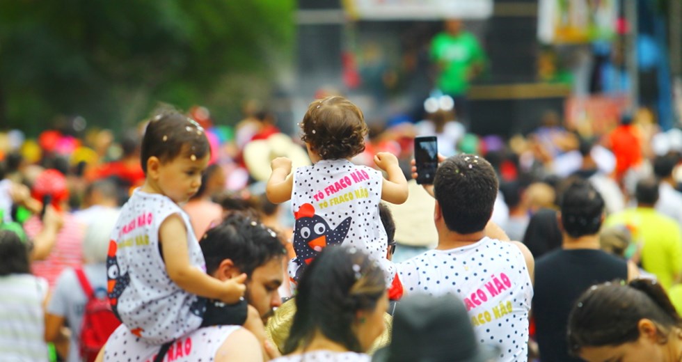 Pessoas desfilando no Bloco Galinha D'Angola, realizado pelo Parque Vicentina Aranha, em São José dos Campos; atividade integra o Carnaval 2023.