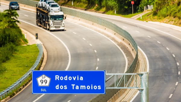 img-responsive imagem da rodovis dos Tamoios, aparece um caminhão e um carro
