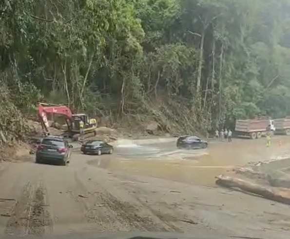 Foto mostra Cachoeira Toque-Toque transbordando em meio à área verde, prejudicando locomoção dos veículos; caso acontece após as fortes chuvas em São Sebastião e no Litoral Norte de São Paulo.