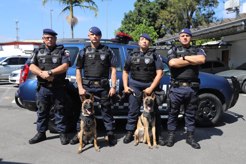 imagem da equipe da GCM com cães farejadores