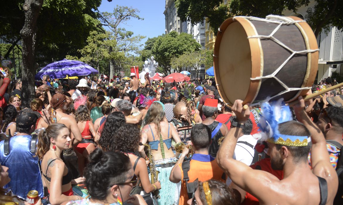 imagem de foliões no Carnaval; foto ilustra sobre campanha de Carnaval para a prevenção de ISTs.