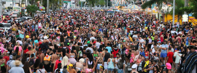imagem de uma multidão de pessoas, no Carnaval em Caraguatatuba.