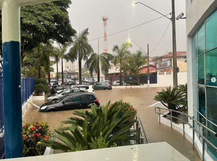 foto de carros alagados em Taubaté, por conta da forte chuva em Taubaté