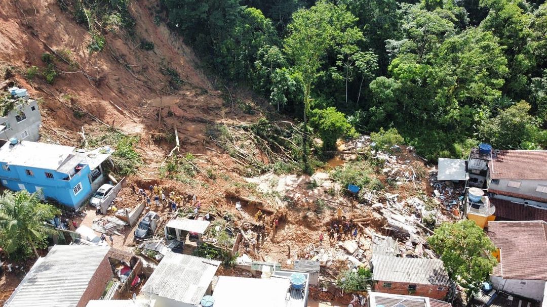 Vista aérea dos estragos causados pelas chuvas em São Sebastião; foto ilustra matéria sobre previsão do tempo para o Litoral.