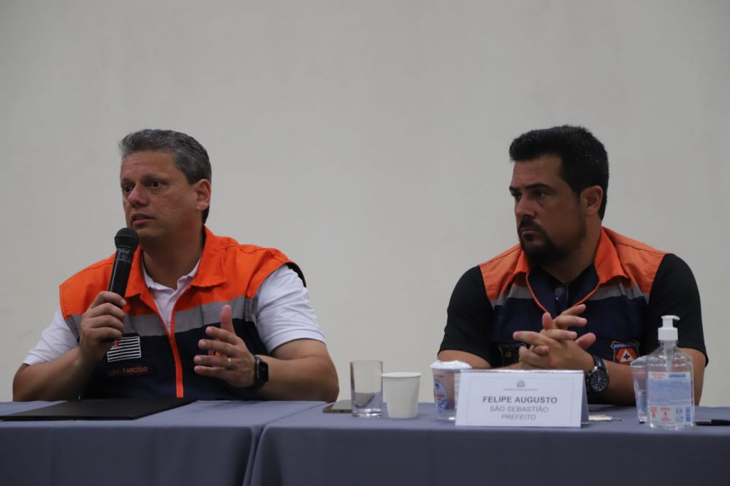 imagem do governador Tarcisio de Freitas e ao lado o prefeito de São Sebastião Felipe Augusto; foto ilustra matéria sobre a construção de novas casas em São Sebastião, na Vila do Sahy