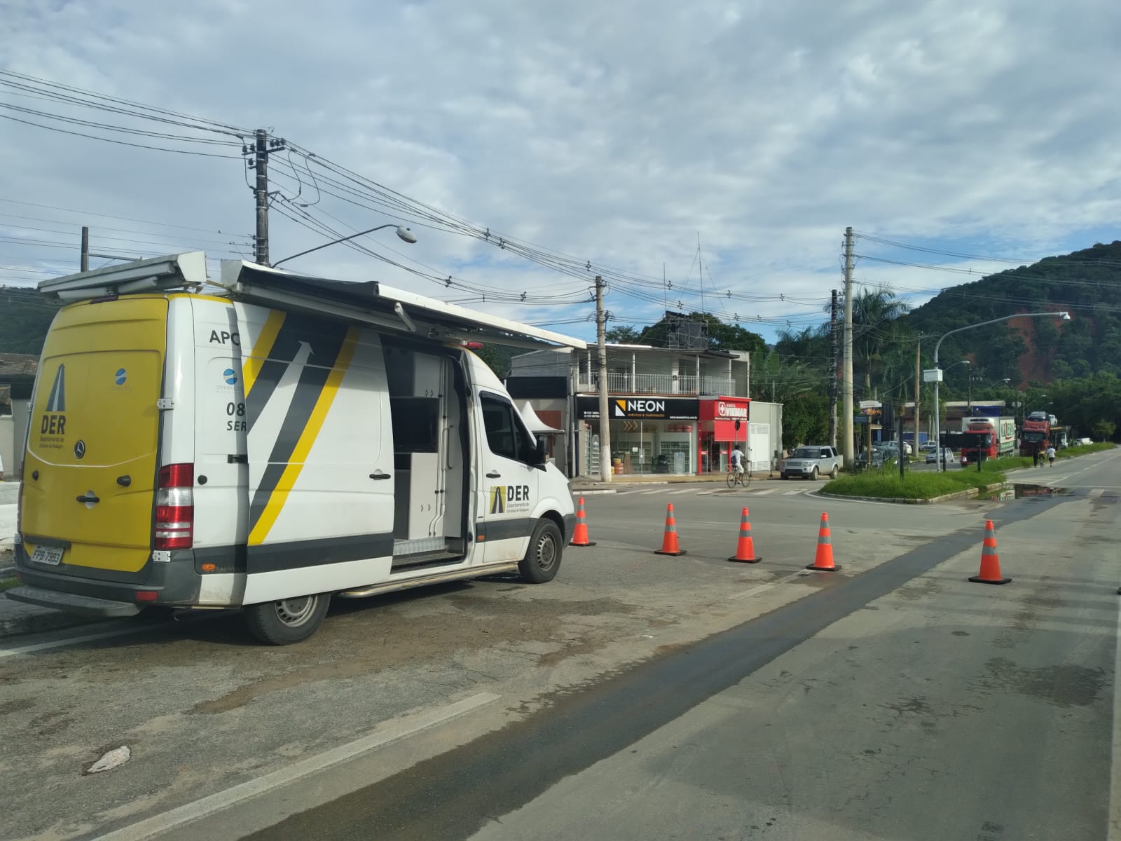 Veja as condições das estradas de São Sebastião e no Litoral de SP após as fortes chuvas. Foto mostra um veículo do DER parado em uma estrada para orientar os motoristas.