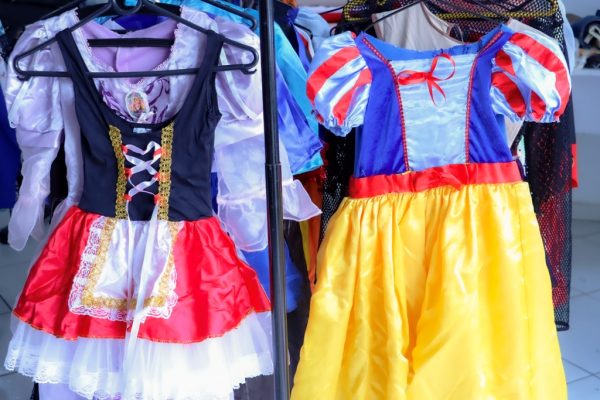 fantasias de princesas da disney à venda no fundo social de caraguá