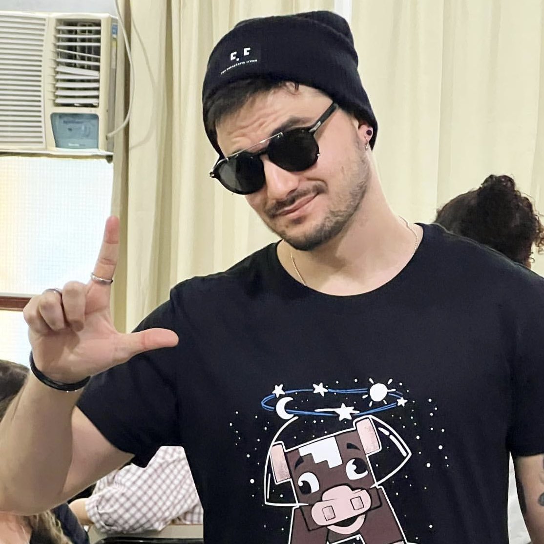 imagem do influenciador Felipe Neto fazendo o "L"
