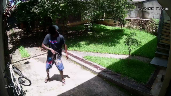foto de um homem roubando uma bicicleta dentro de uma residência.