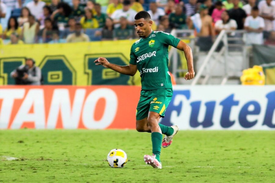 zagueiro joaqui, ex-são josé e contratado pelo santos, em atuação pelo cuiabá