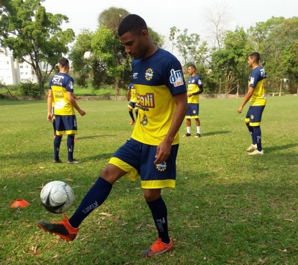 zagueiro joaquim, contratado pelo santos, em treinamento na época em que atuava pelo são josé.