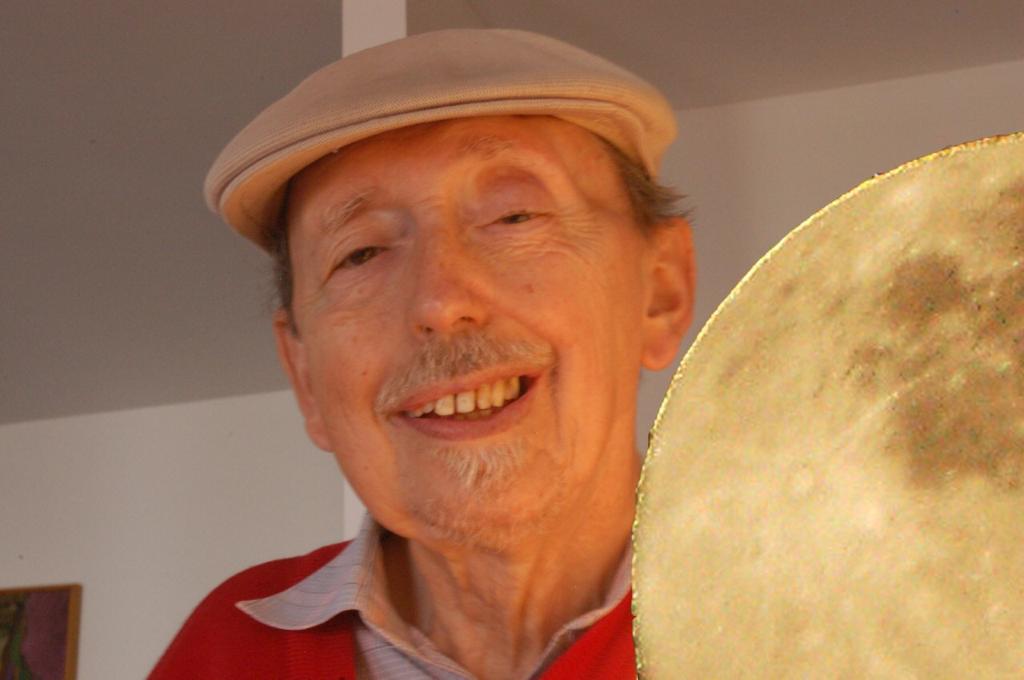 José Ramis, criador da logomarca da Embraer, com chapéu e camisa vermelha; foto ilustra matéria sobre sua morte.