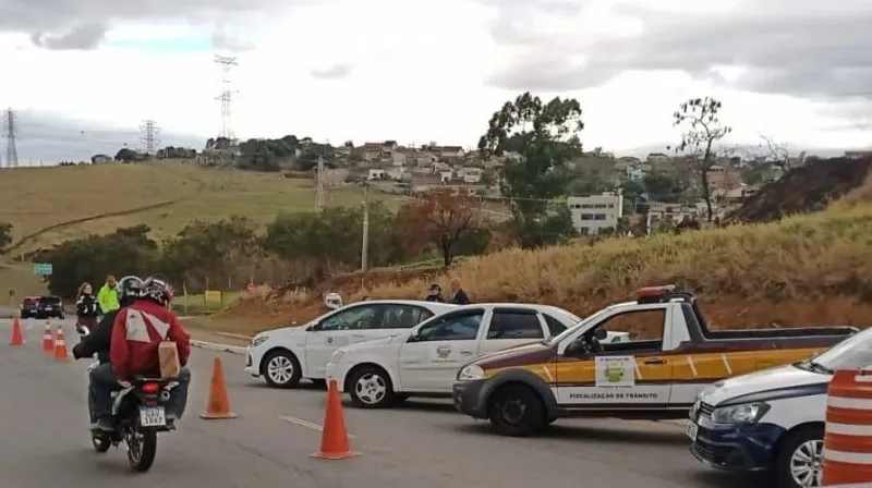imagem do trânsito de Taubaté com agentes de mobilidade; foto ilustra sistema eletrônico que será implantado para dar desconto de 40% nas multas de trânsito