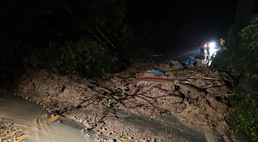Novo deslizamento de terra em São Sebastião em decorrência das chuvas da madrugada desta terça-feira (28); foto mostra água, terra e sujeira.