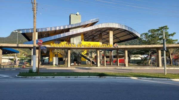 imagem do terminal rodoviário de São Sebastião; foto ilustra matéria sobre ônibus gratuitos para turistas que ficaram ilhados na cidade