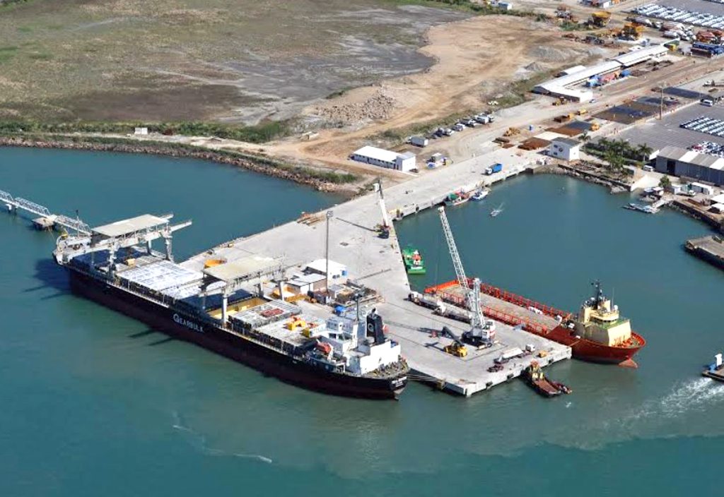 imagem do porto de São Sebastião com barcos e o mar; foto ilustra matéria sobre privatização dos portos de São Sebastião e Itajaí