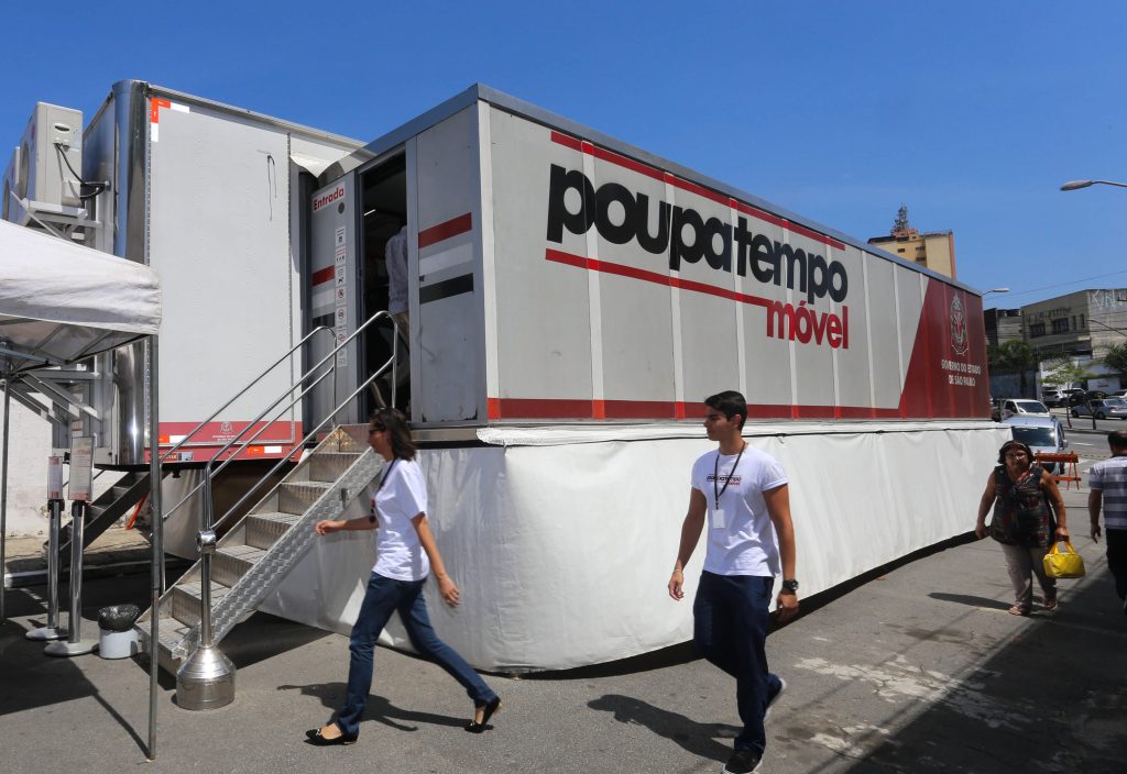 foto da carreta móvel do Poupatempo Móvel; foto ilustra matéria sobre serviços gratuitos para a emissão de RG e CNH, em São Sebastião
