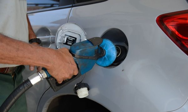 imagem de uma pessoa abastecendo o carro, no tanque de gasolina; foto ilustra matéria sobre a mudança no preço do diesel.