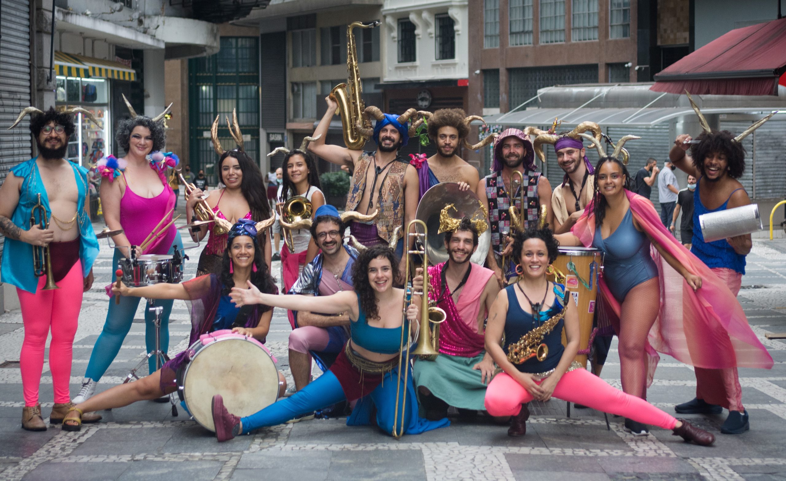 imagem de artistas com instrumentos musicais; foto ilustra matéria de programação de Carnaval, na plataforma #CulturaEmCasa